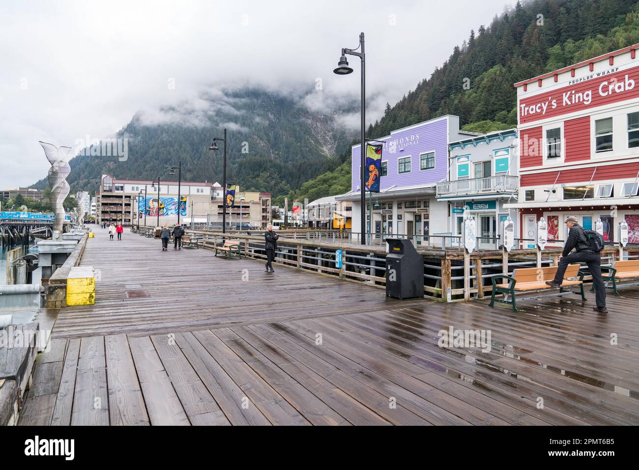 Juneau, AK - 8 septembre 2022 : magasins et restaurants le long du front de mer historique du port de Juneau, Alaska Banque D'Images