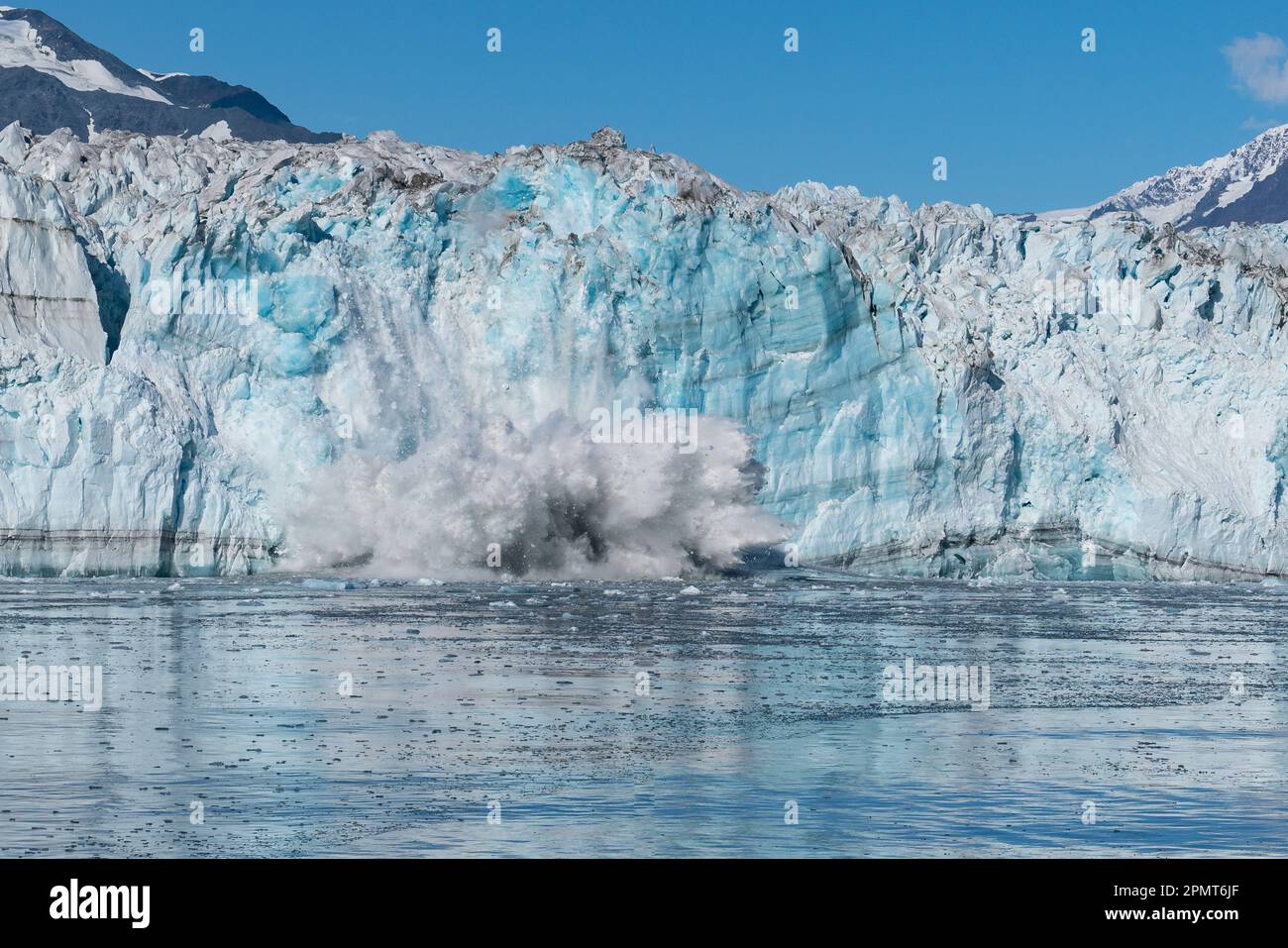 Grand morceau de glace calant la face du glacier Hubbard dans le fjord Russell en Alaska Banque D'Images