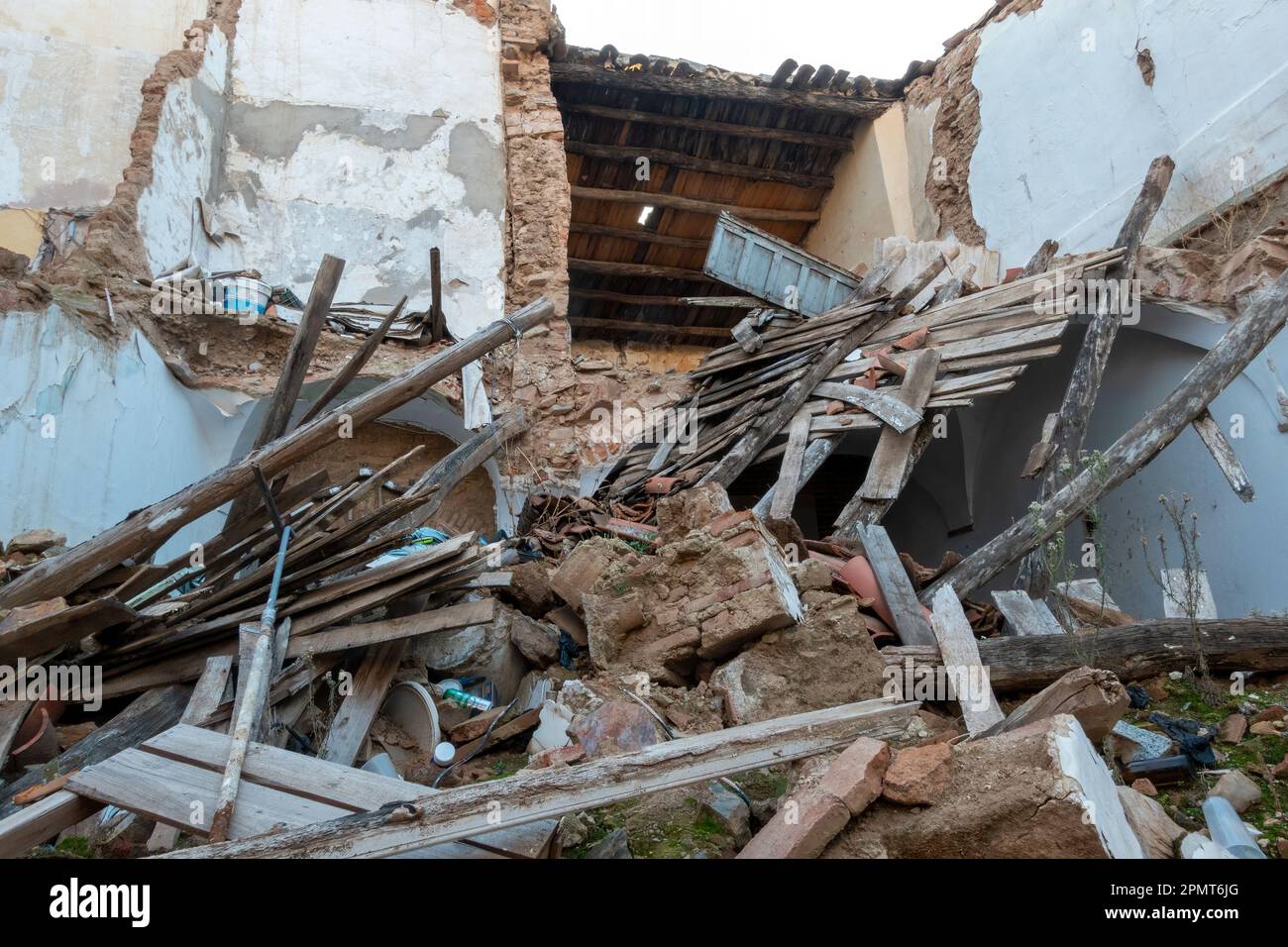 Carter délabré. Ancien bâtiment. Maison détruite. Les murs se sont effondrés. Ruines Banque D'Images