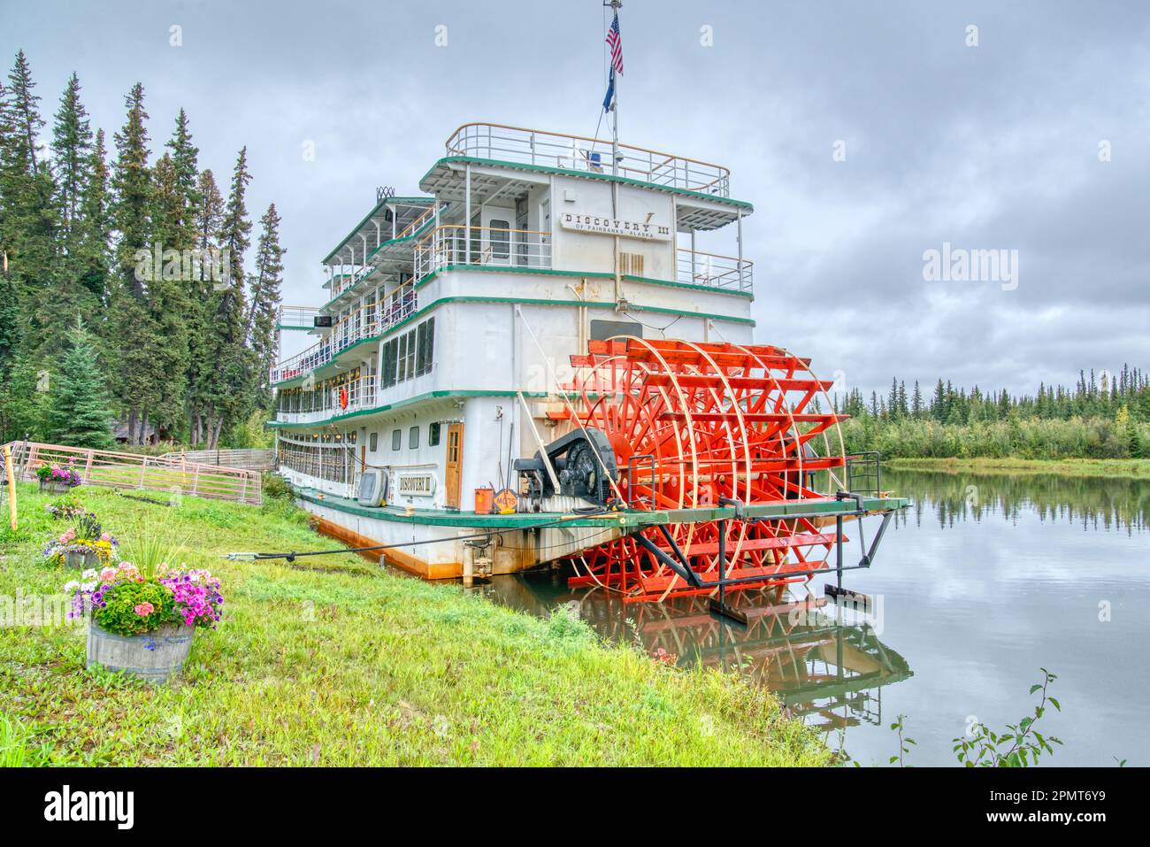 Fairbanks, Alaska - 27 août 2022 : la découverte des bateaux à aubes III a été ancrée au village de Chena à Fairbanks, en Alaska. Le bateau à roues de poupe appartient au Bi Banque D'Images