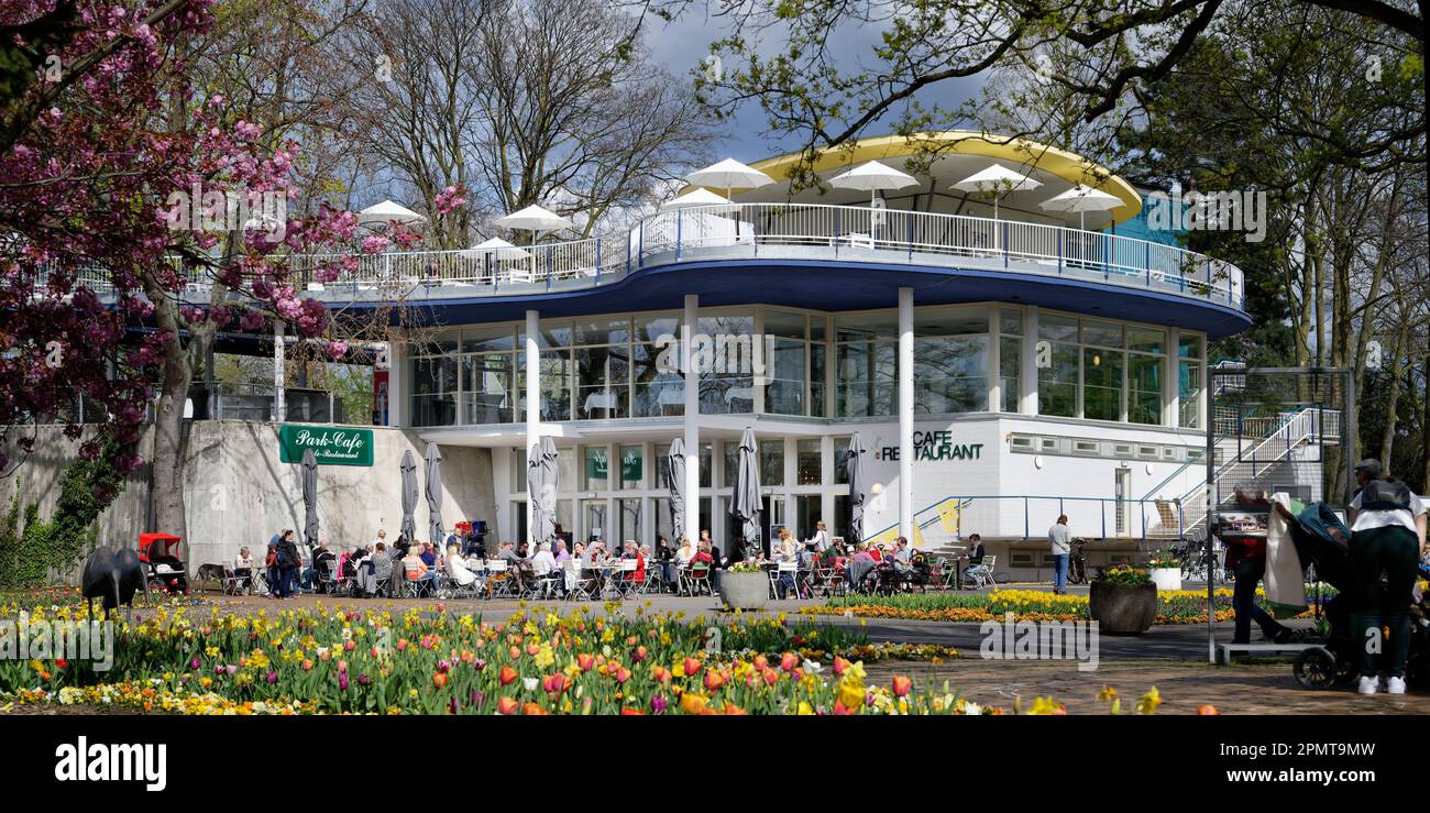 Cologne, Allemagne 14 avril 2023: Le café du parc historique dans le parc du rhin de cologne au printemps Banque D'Images