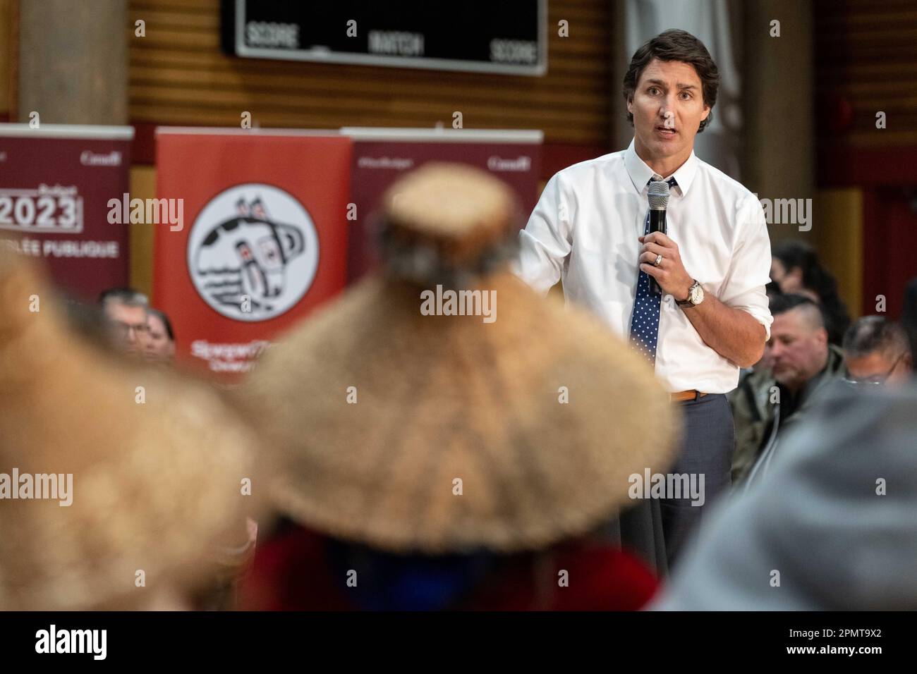 Vancouver, Colombie-Britannique, Canada. 14th avril 2023. Le Premier ministre JUSTIN TRUDEAU tient une séance de questions-Réponses avec des membres de la première nation Squamish, à 14 avril, sur une réserve près de North Vancouver, en Colombie-Britannique. Trudeau a profité de l'occasion pour annoncer un financement de $8,2 milliards de dollars sur 10 ans à la Régie de la santé des Premières nations de la province, qui a pris la responsabilité du gouvernement fédéral de la gestion et de la prestation des soins de santé pour les 200 communautés autochtones de la Colombie-Britannique en 2013. Avec le renouvellement du financement de vendredi, le gouvernement a reconnu que les Canadiens autochtones ont dû faire face au histo Banque D'Images