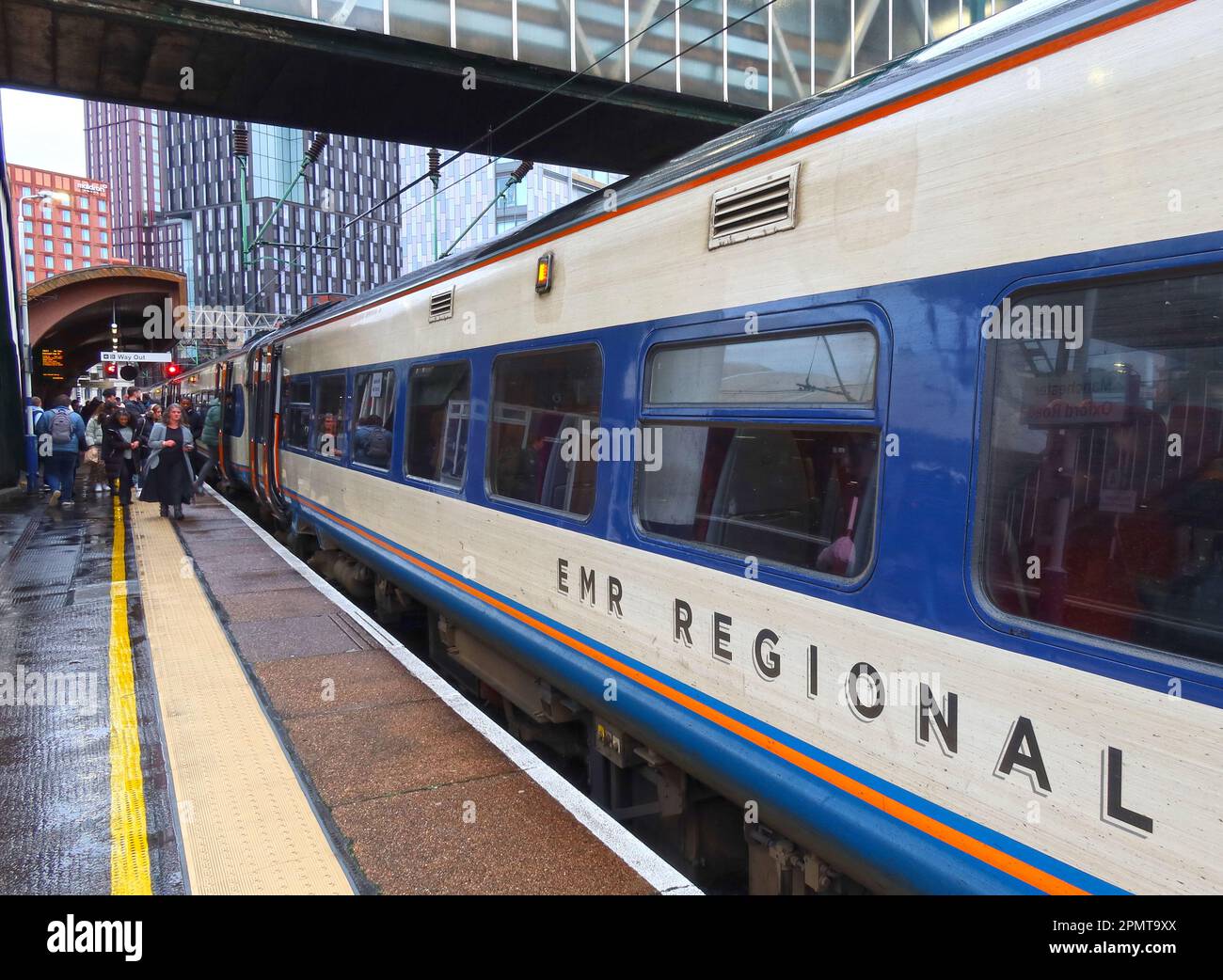 EMR Regional train service, DMU - Diesel multiple Unit, sur une plate-forme pluvieuse, à la gare de Manchester Oxford Road, Angleterre, Royaume-Uni, M1 6FU Banque D'Images