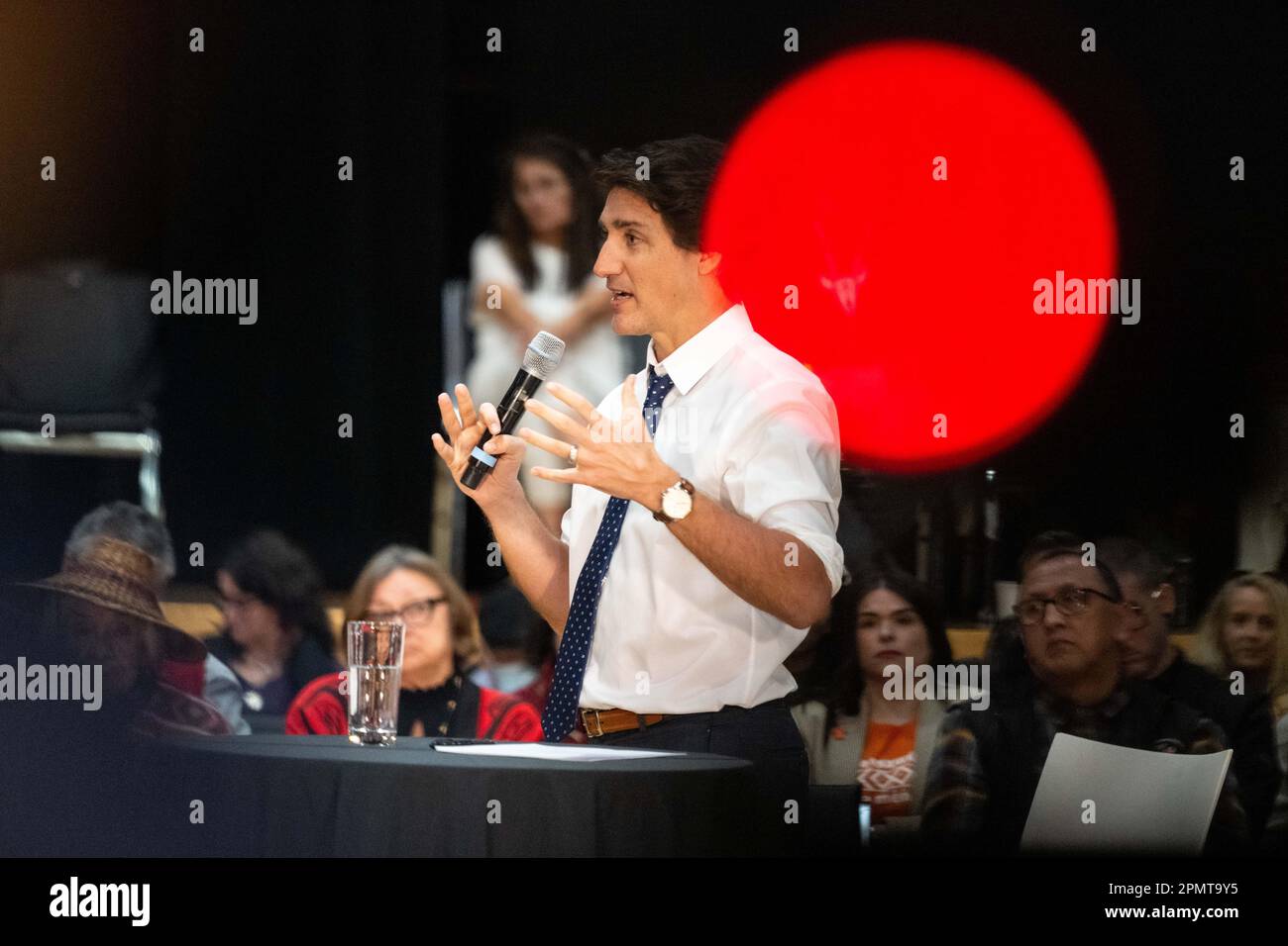 Vancouver, Colombie-Britannique, Canada. 14th avril 2023. Le Premier ministre JUSTIN TRUDEAU tient une séance de questions-Réponses avec des membres de la première nation Squamish, à 14 avril, sur une réserve près de North Vancouver, en Colombie-Britannique. Trudeau a profité de l'occasion pour annoncer un financement de $8,2 milliards de dollars sur 10 ans à la Régie de la santé des Premières nations de la province, qui a pris la responsabilité du gouvernement fédéral de la gestion et de la prestation des soins de santé pour les 200 communautés autochtones de la Colombie-Britannique en 2013. Avec le renouvellement du financement de vendredi, le gouvernement a reconnu que les Canadiens autochtones ont dû faire face au histo Banque D'Images