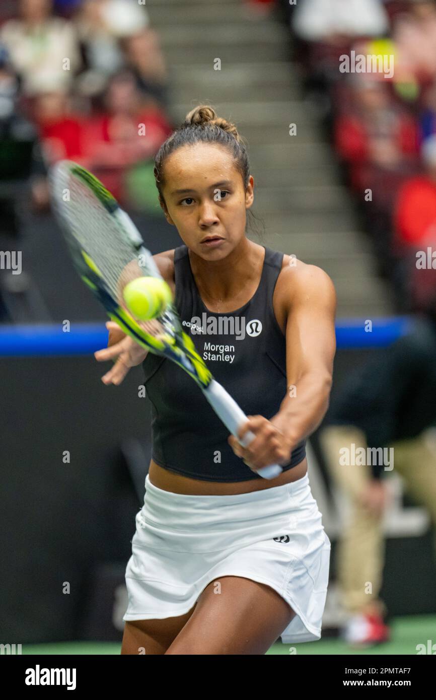 Vancouver, Canada. 14th avril 2023. Leylah Fernandez, du Canada, en action contre Yanina Wickmayer, de Belgique, lors de la coupe Billie Jean King au Pacific Coliseum. Crédit : Joe ng/Alay Live News Banque D'Images