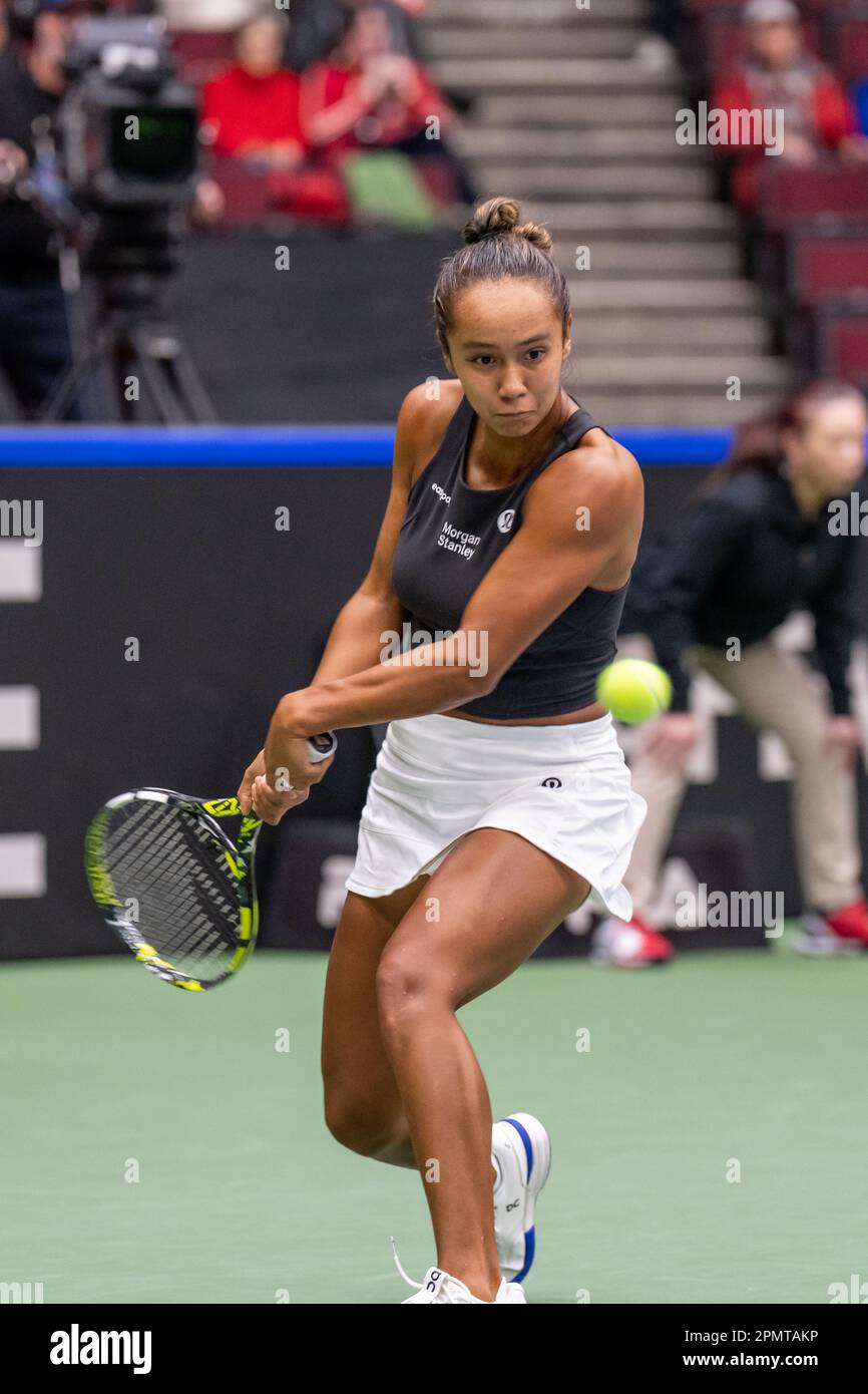 Vancouver, Canada. 14th avril 2023. Leylah Fernandez, du Canada, en action contre Yanina Wickmayer, de Belgique, lors de la coupe Billie Jean King au Pacific Coliseum. Crédit : Joe ng/Alay Live News Banque D'Images