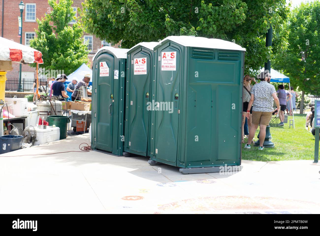 Johnson City, Tennessee, États-Unis 2022-06-04 Festival Blue Plum : toilettes portatives. Banque D'Images