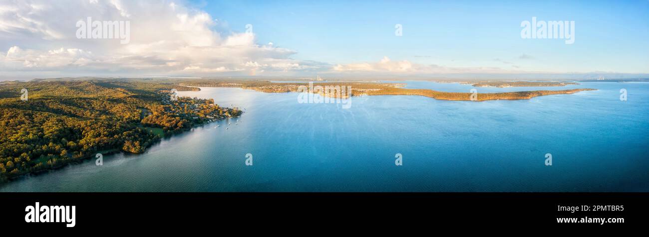 Paysage panoramique aérien des rives du lac Macquarie en Australie sur la côte du Pacifique - lagon d'eau salée. Banque D'Images