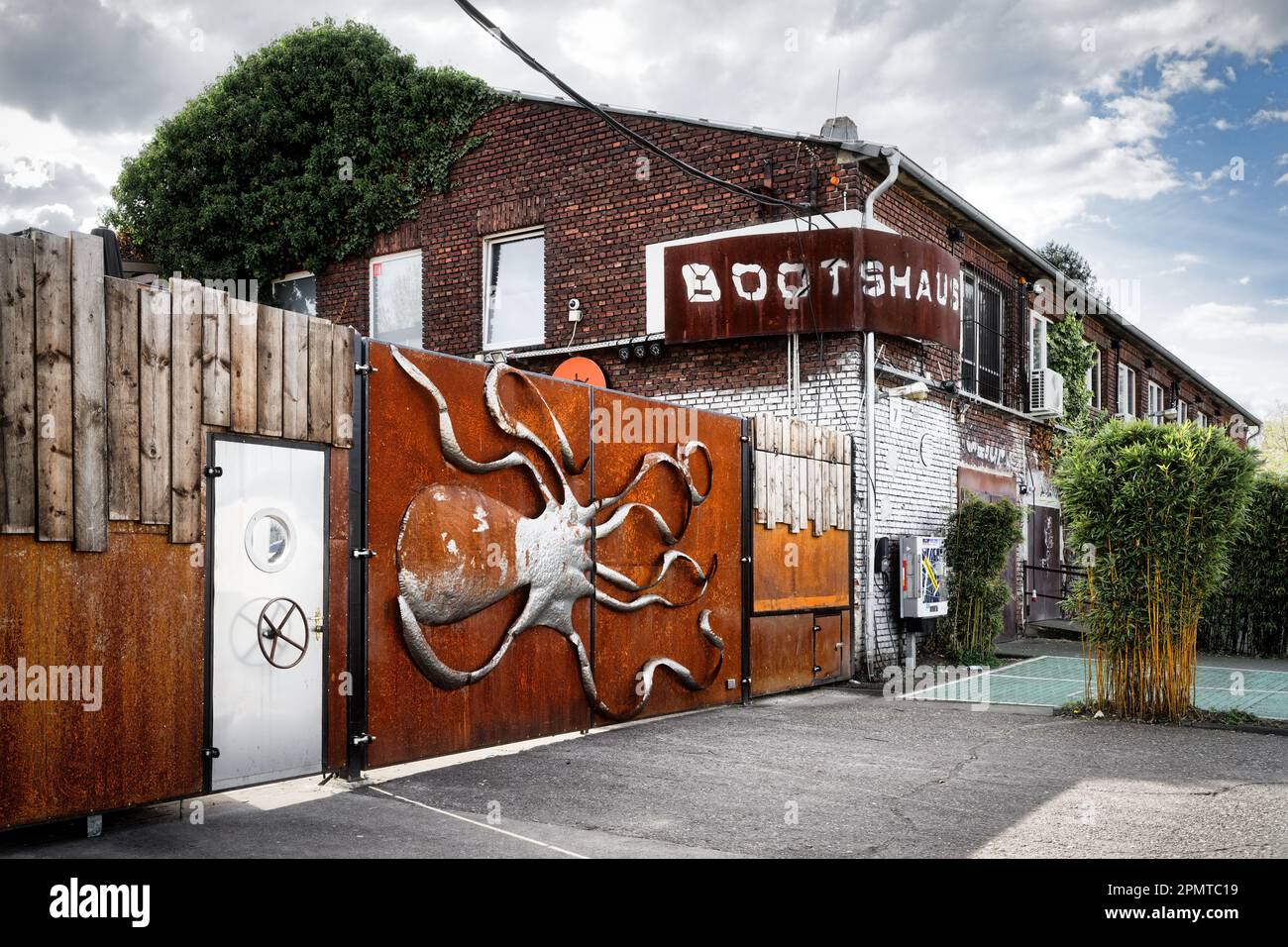 Cologne, Allemagne 14 avril 2023: La célèbre discothèque de cologne bootshaus au port de muelheim dans le quartier de deutz Banque D'Images