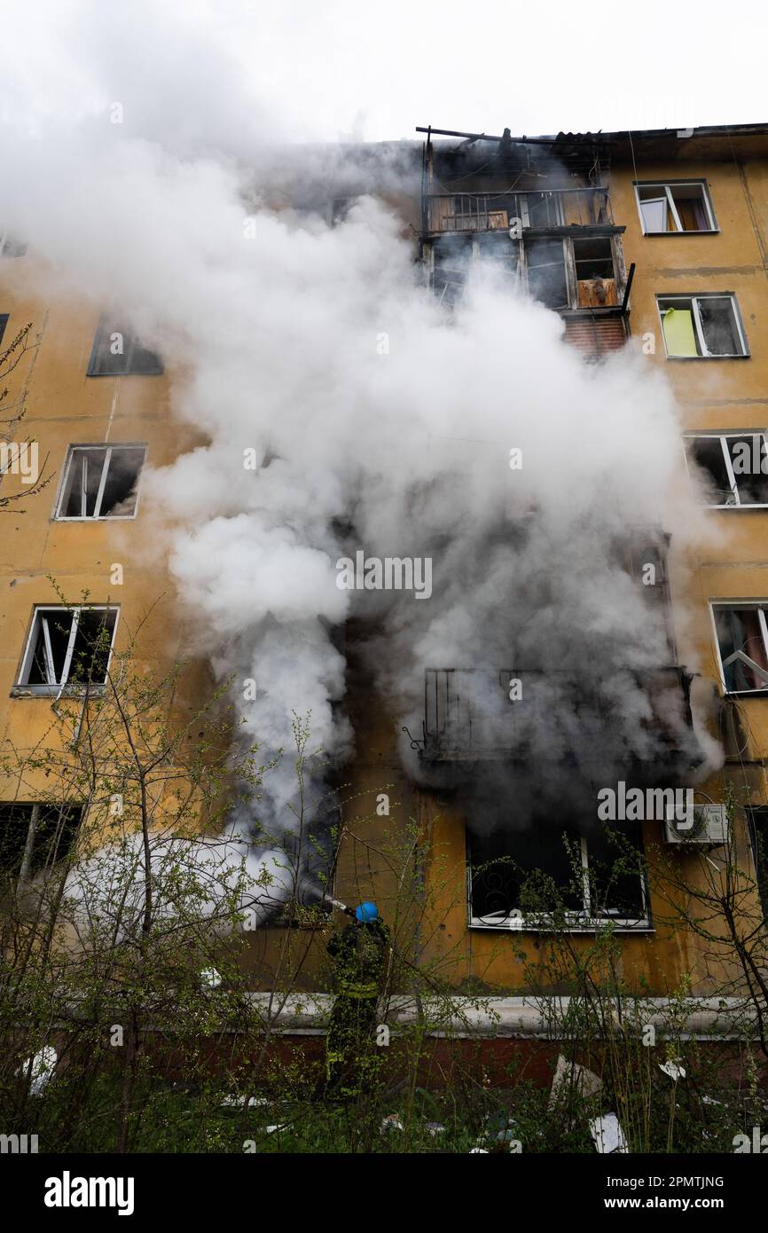 Sloviansk, Ukraine. 14th avril 2023. Un pompier est vu éteindre un incendie dans un bâtiment résidentiel de Sloviansk. Les troupes russes ont attaqué la ville ukrainienne orientale Sloviansk le grand vendredi de l'est orthodoxe. Les autorités ont déclaré qu'il s'agit de la plus grosse attaque à la roquette depuis des mois, causant au moins 8 morts et 21 blessés, dont des enfants et de nombreux bâtiments détruits. Le responsable a également déclaré qu'au moins 7 missiles avaient été tirés au cours de l'après-midi de vendredi. Crédit : SOPA Images Limited/Alamy Live News Banque D'Images