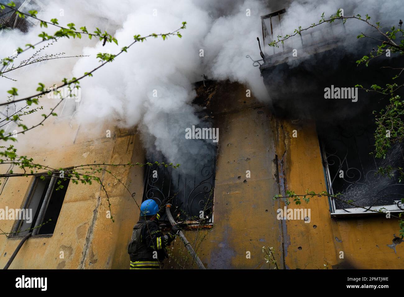 Sloviansk, Ukraine. 14th avril 2023. Un pompier est vu éteindre un incendie dans un bâtiment résidentiel de Sloviansk. Les troupes russes ont attaqué la ville ukrainienne orientale Sloviansk le grand vendredi de l'est orthodoxe. Les autorités ont déclaré qu'il s'agit de la plus grosse attaque à la roquette depuis des mois, causant au moins 8 morts et 21 blessés, dont des enfants et de nombreux bâtiments détruits. Le responsable a également déclaré qu'au moins 7 missiles avaient été tirés au cours de l'après-midi de vendredi. (Photo par Ashley Chan/SOPA Images/Sipa USA) crédit: SIPA USA/Alay Live News Banque D'Images