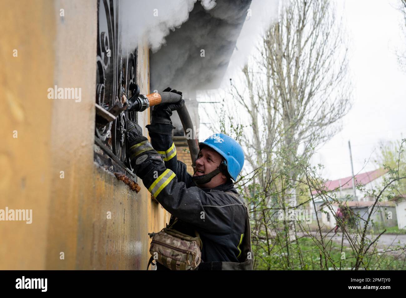 Sloviansk, Ukraine. 14th avril 2023. Un pompier est vu éteindre un incendie dans un bâtiment résidentiel de Sloviansk. Les troupes russes ont attaqué la ville ukrainienne orientale Sloviansk le grand vendredi de l'est orthodoxe. Les autorités ont déclaré qu'il s'agit de la plus grosse attaque à la roquette depuis des mois, causant au moins 8 morts et 21 blessés, dont des enfants et de nombreux bâtiments détruits. Le responsable a également déclaré qu'au moins 7 missiles avaient été tirés au cours de l'après-midi de vendredi. (Photo par Ashley Chan/SOPA Images/Sipa USA) crédit: SIPA USA/Alay Live News Banque D'Images