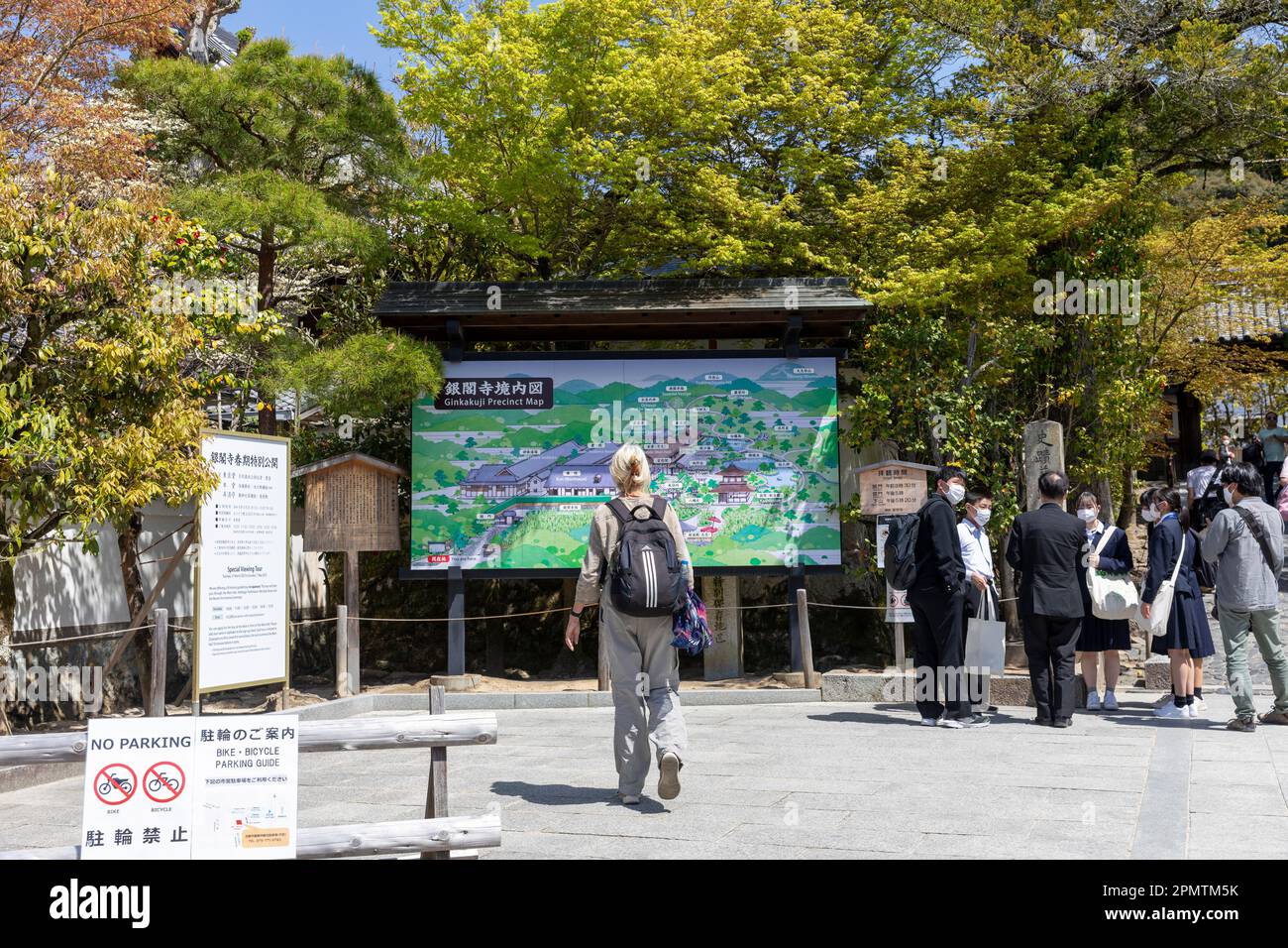 Kyoto Japon avril 2023, temple Ginkaku-Ji nom officiel temple Jisho Ji et carte des temples et des terrains, y compris le pavillon d'argent de jardin zen de sable Banque D'Images