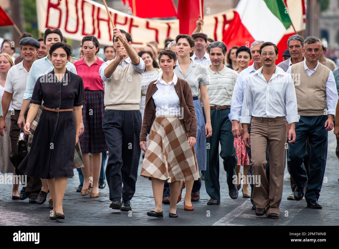 Rome, Italie. 08th octobre 2022. Acteurs en action pendant le tournage. Le nouveau film « il sol dell'avvenire » (le soleil du futur) du réalisateur italien Nanni Moretti se disputera la Palme d'Or au Festival de Cannes 2023. Établi entre 1950s et 1970s dans le monde du cirque et du cinéma, il sera diffusé dans les cinémas italiens le 20 avril 2023 distribué par 01 distribution, avant de passer sur la Croisette en mai. Le directeur active 70 sur 19 août 2023. (Photo de Marcello Valeri/SOPA Images/Sipa USA) crédit: SIPA USA/Alay Live News Banque D'Images