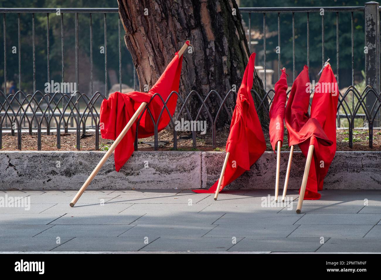 Rome, Italie. 08th octobre 2022. Les drapeaux rouges utilisés dans certains clichés du film. Le nouveau film « il sol dell'avvenire » (le soleil du futur) du réalisateur italien Nanni Moretti se disputera la Palme d'Or au Festival de Cannes 2023. Établi entre 1950s et 1970s dans le monde du cirque et du cinéma, il sera diffusé dans les cinémas italiens le 20 avril 2023 distribué par 01 distribution, avant de passer sur la Croisette en mai. Le directeur active 70 sur 19 août 2023. (Photo de Marcello Valeri/SOPA Images/Sipa USA) crédit: SIPA USA/Alay Live News Banque D'Images