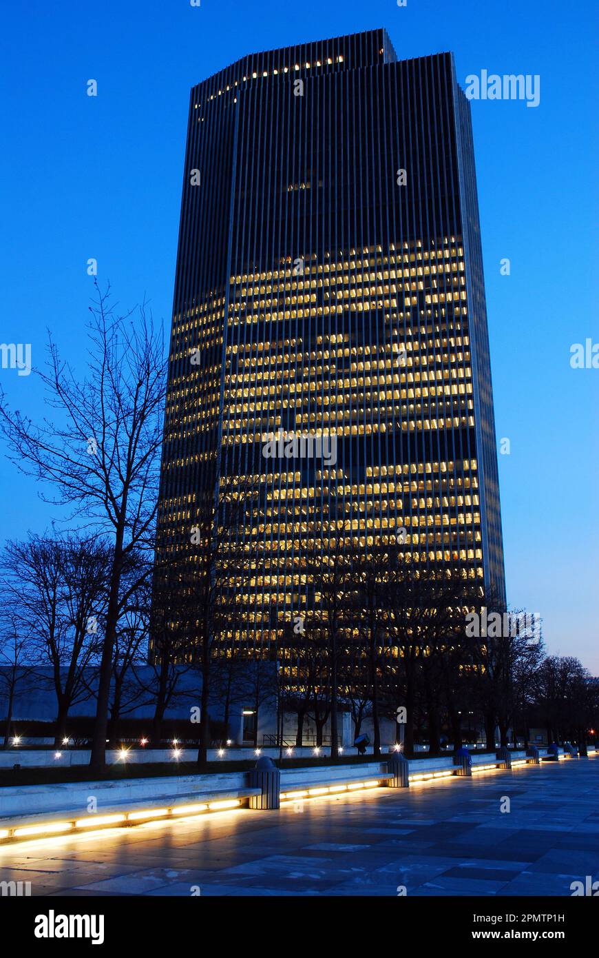 Le grand immeuble de bureaux du gouvernement est éclairé par des lumières intérieures sur l'Empire Plaza à Albany, New York Banque D'Images