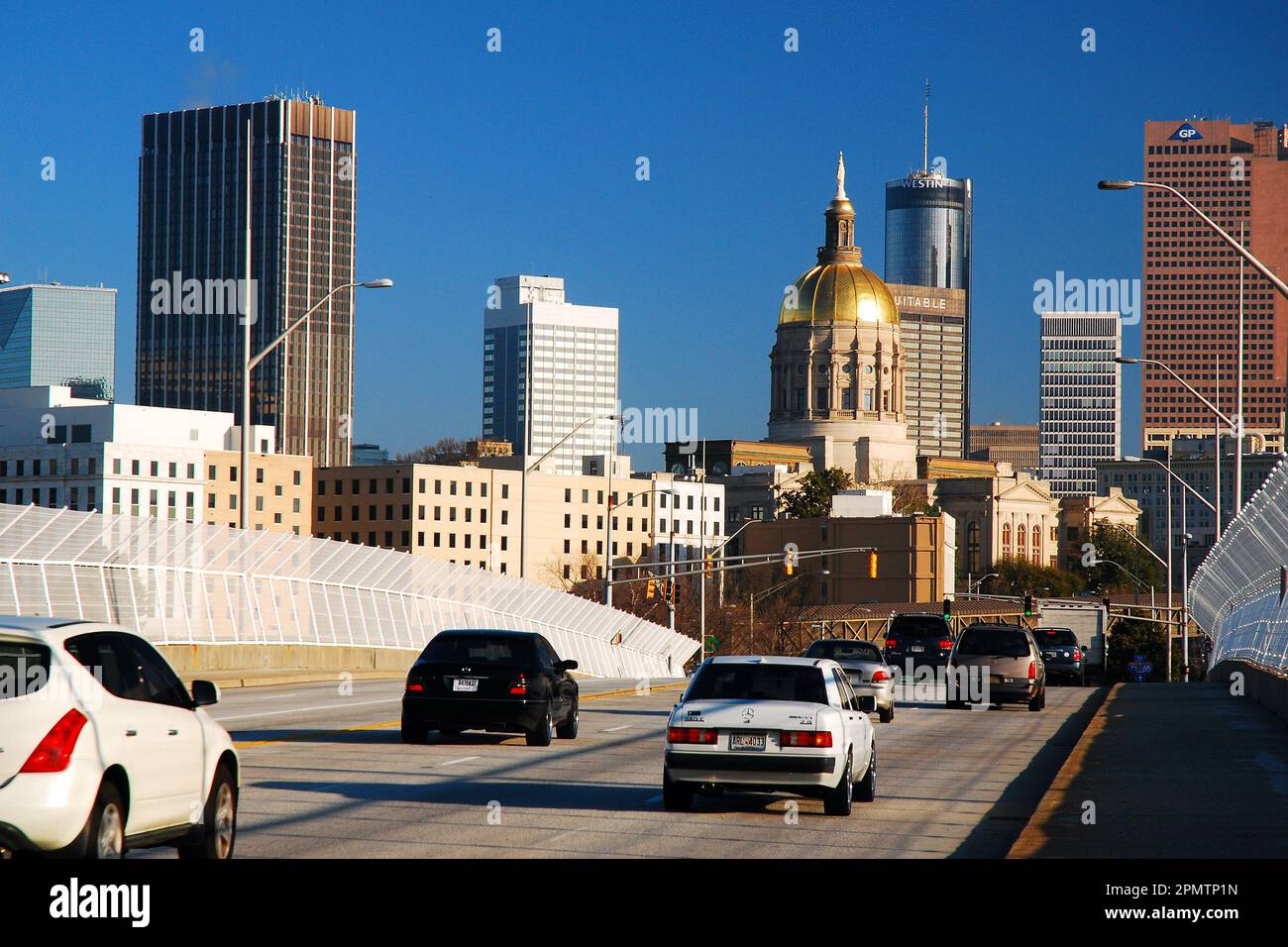 Le trafic de banlieue se dirige vers le centre-ville d'Atlanta, en direction du capitole de l'État et du centre d'affaires Banque D'Images