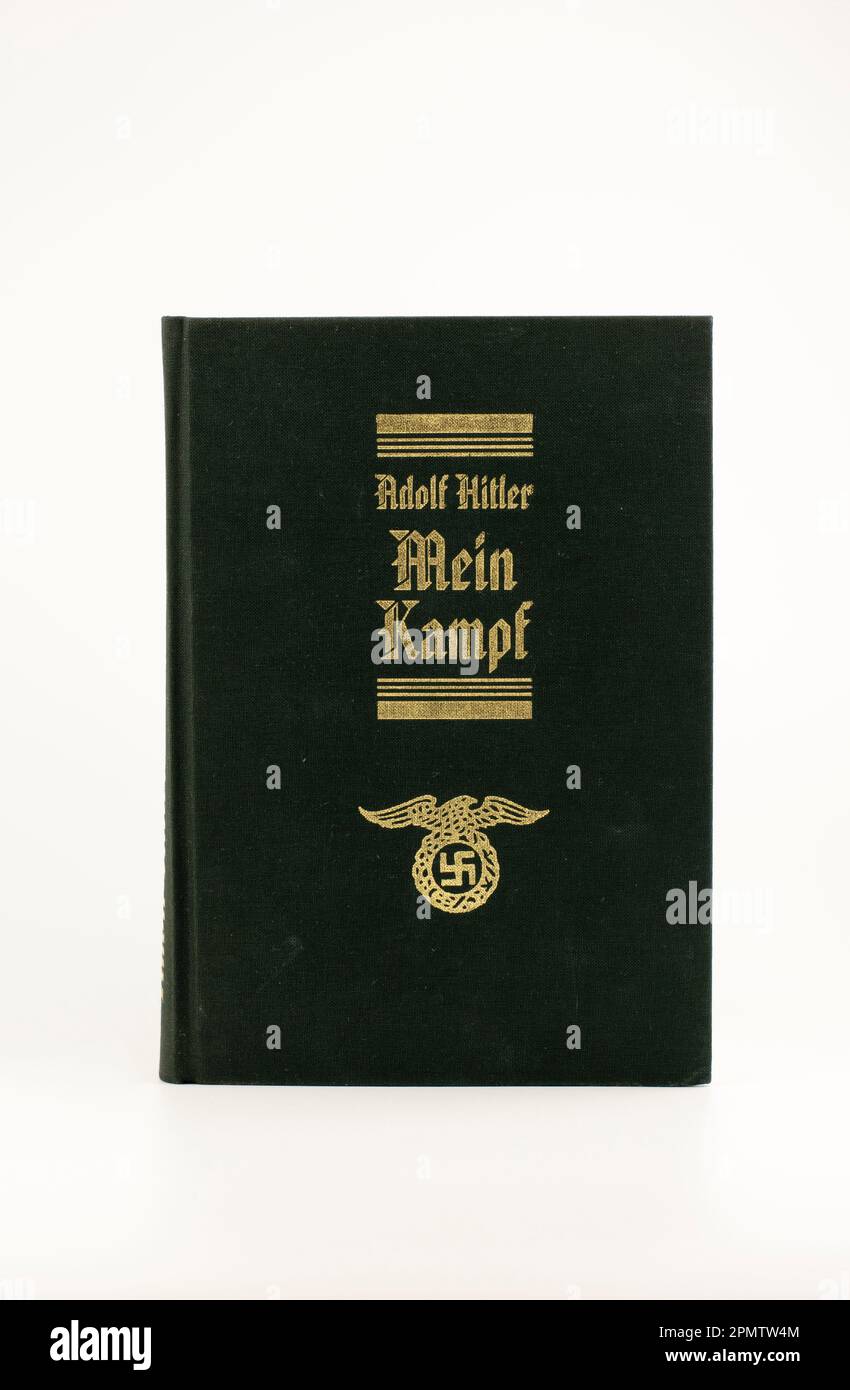 Nova Bana, Slovaquie - 14 avril 2023 : Mein Kampf (ma lutte). Livre écrit par Adolf Hitler. Banque D'Images