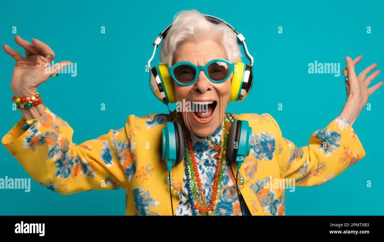 Grand-mère sympa dans des lunettes de soleil élégantes écoute de la musique dans les écouteurs. La vieille dame aime la vie. Ai Banque D'Images