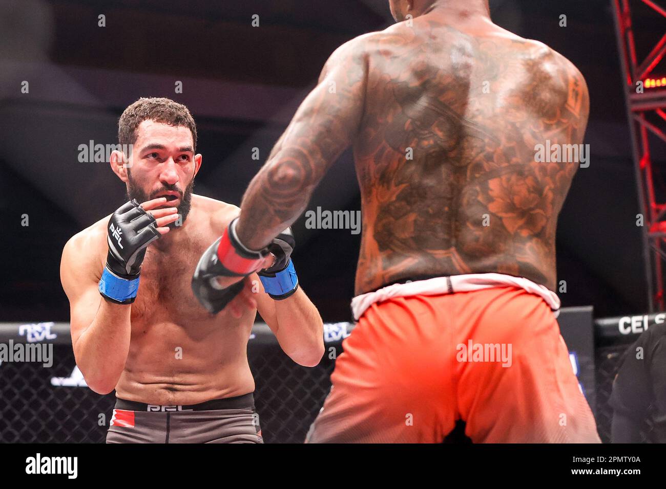 Las Vegas, Nevada, États-Unis. 14th avril 2023. Léger Ahmed Amir regarde son adversaire pendant la nuit de combat de la saison régulière PFL 3 au Théâtre à l'intérieur de l'Hôtel Virgin sur 14 avril 2023 à Las Vegas, NV. Christopher Trim/CSM/Alamy Live News Banque D'Images