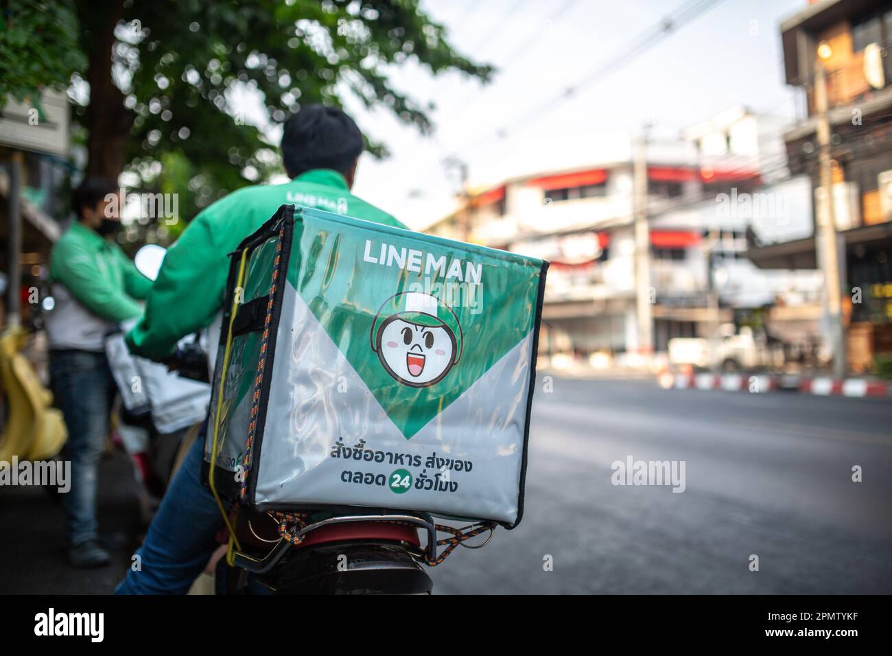 Bangkok, Thaïlande - 12 avril 2023 : un livreur Lineman non identifié dans les rues de Bangkok, Thaïlande. Banque D'Images