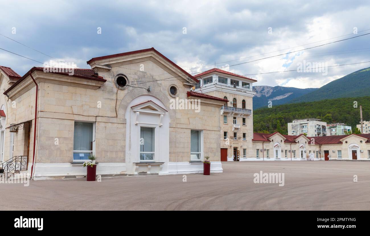 La cave de vinification Massandra par une journée nuageux. Le domaine a été fondé par Knyaz Lev Golitsyn en 1894 Banque D'Images