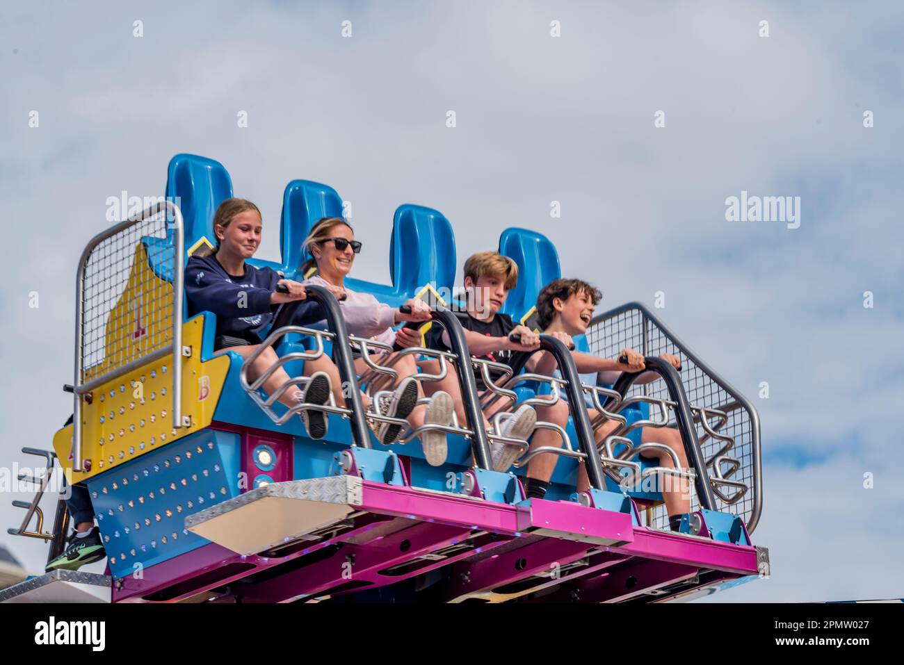 Les jeunes se penchent sur la route de Wipe Out au Royal Easter Show de Sydney, en Australie, en 2023 Banque D'Images