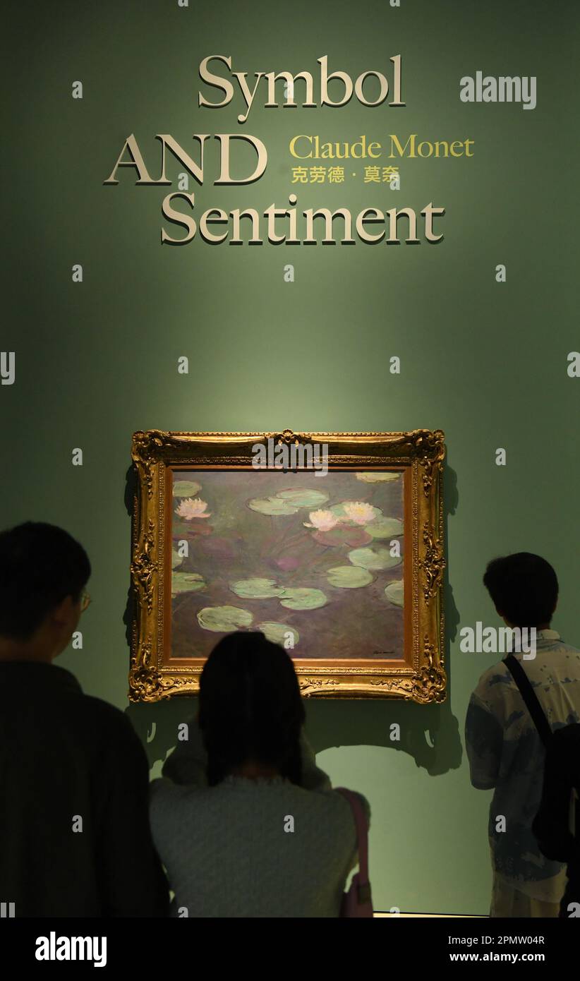 Hangzhou, province de Zhejiang en Chine orientale. 14th avril 2023. Les visiteurs peuvent admirer les « lilas roses » de Claude Monet au Pavillon de Hangzhou du musée Meet You à Hangzhou, dans la province du Zhejiang, en Chine orientale, à 14 avril 2023. Le Pavillon de Hangzhou du musée Meet You a officiellement ouvert ses portes vendredi. Deux expositions mettant en vedette des œuvres d'artistes occidentaux célèbres, dont Vincent van Gogh et Claude Monet, ont été lancées pour le public le jour de l'ouverture. Credit: Weng Xinyang/Xinhua/Alay Live News Banque D'Images