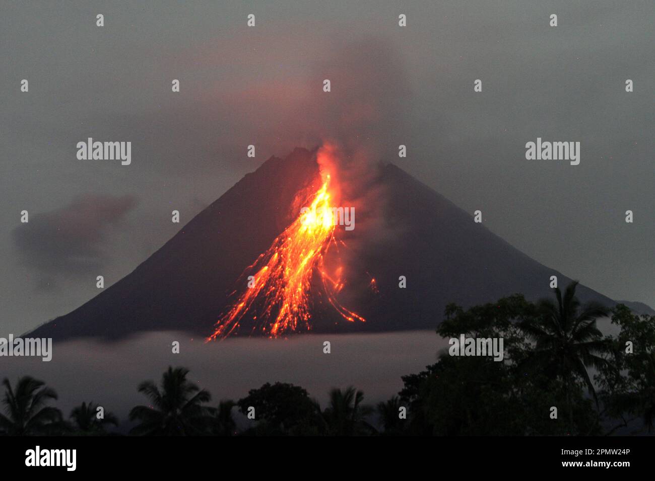 Magelang, Indonésie. 15th avril 2023. Des matériaux volcaniques ont japé du volcan du Mont Merapi dans cette photo prise dans le village de Srumbung à Magelang, dans le centre de Java, en Indonésie, sur 15 avril 2023. Crédit: Priyo Utomo/Xinhua/Alay Live News Banque D'Images