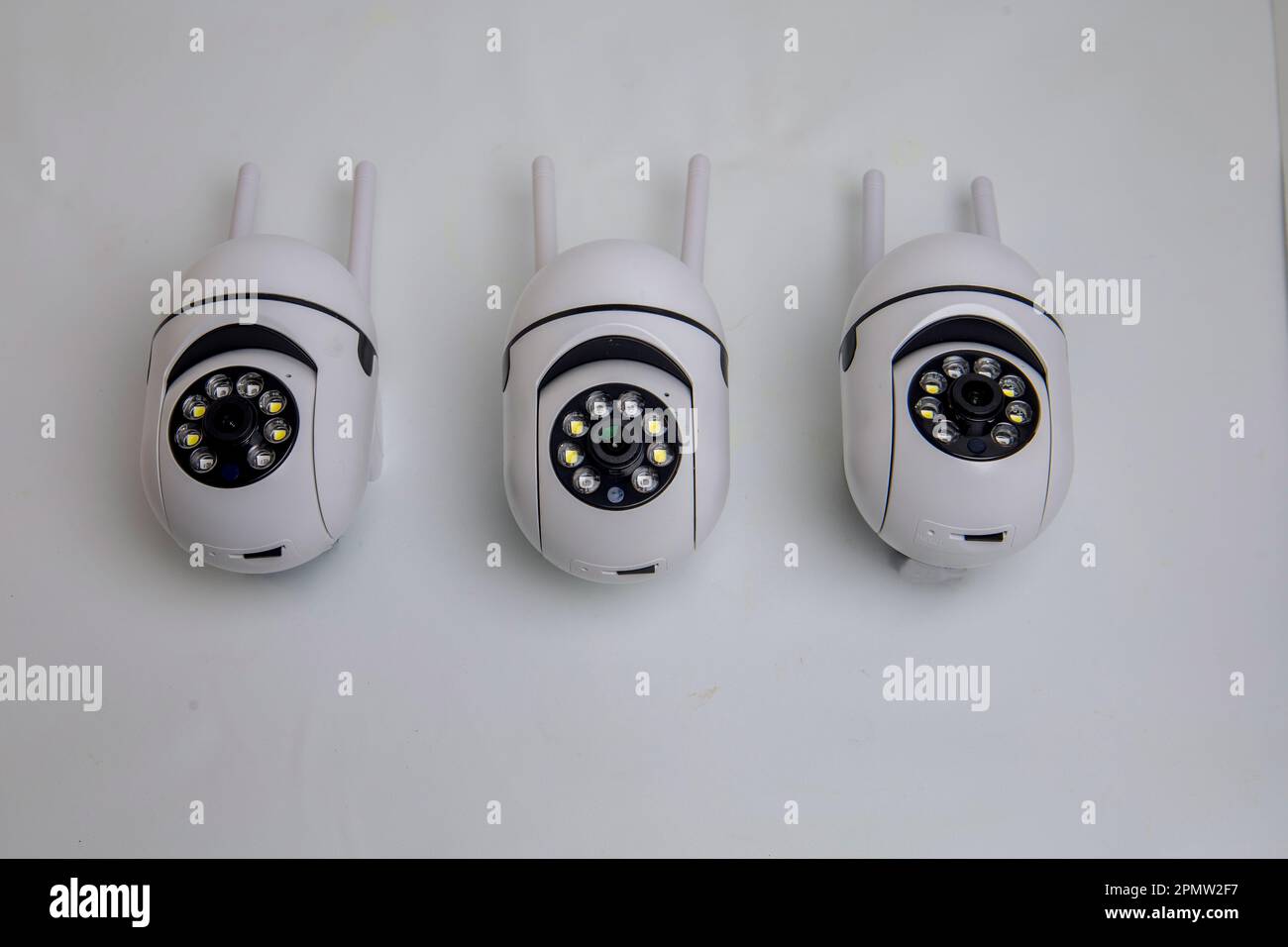 Rotation de la caméra de vidéosurveillance sur fond blanc. Banque D'Images