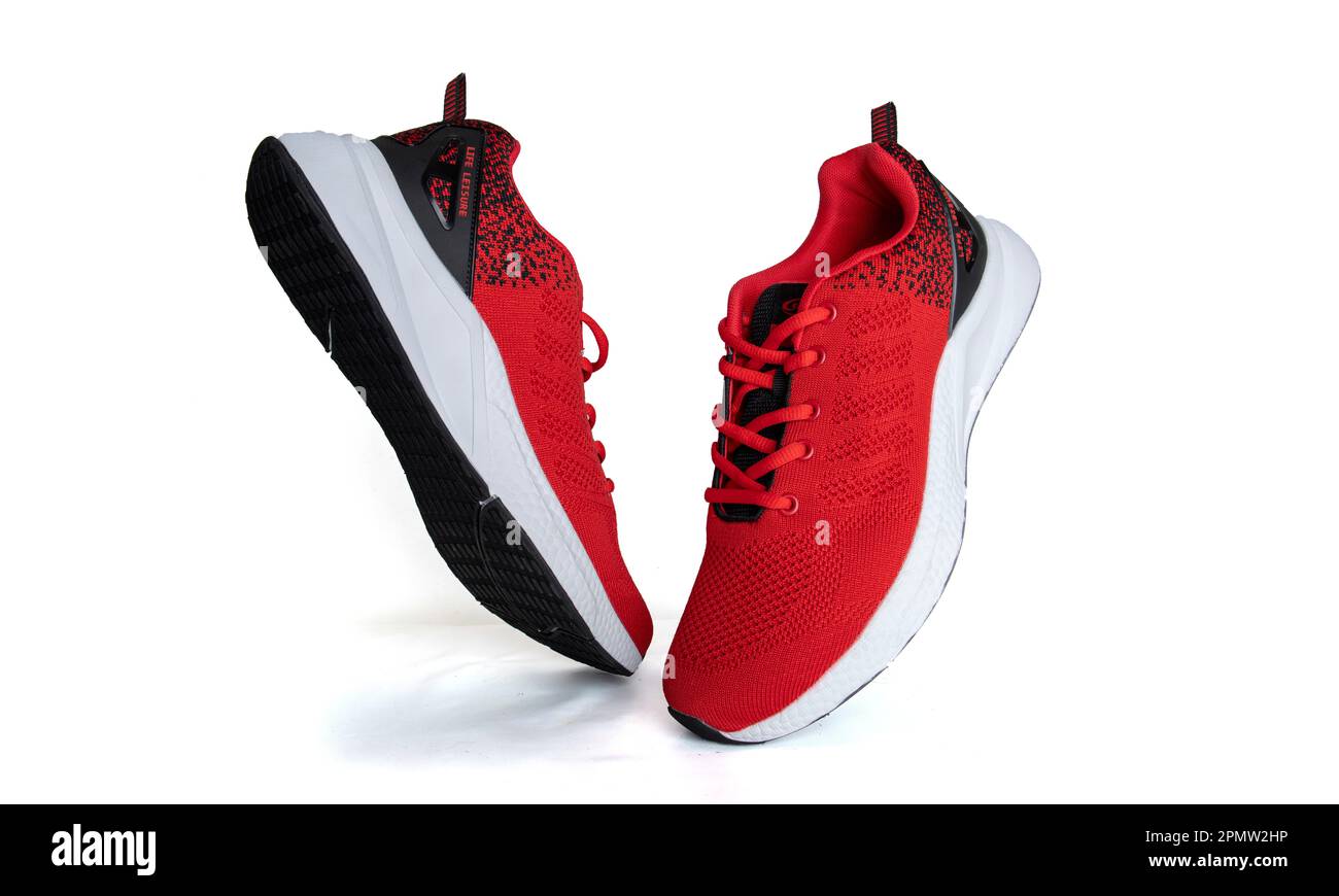 Sneakers rouges isolées sur blanc. Banque D'Images