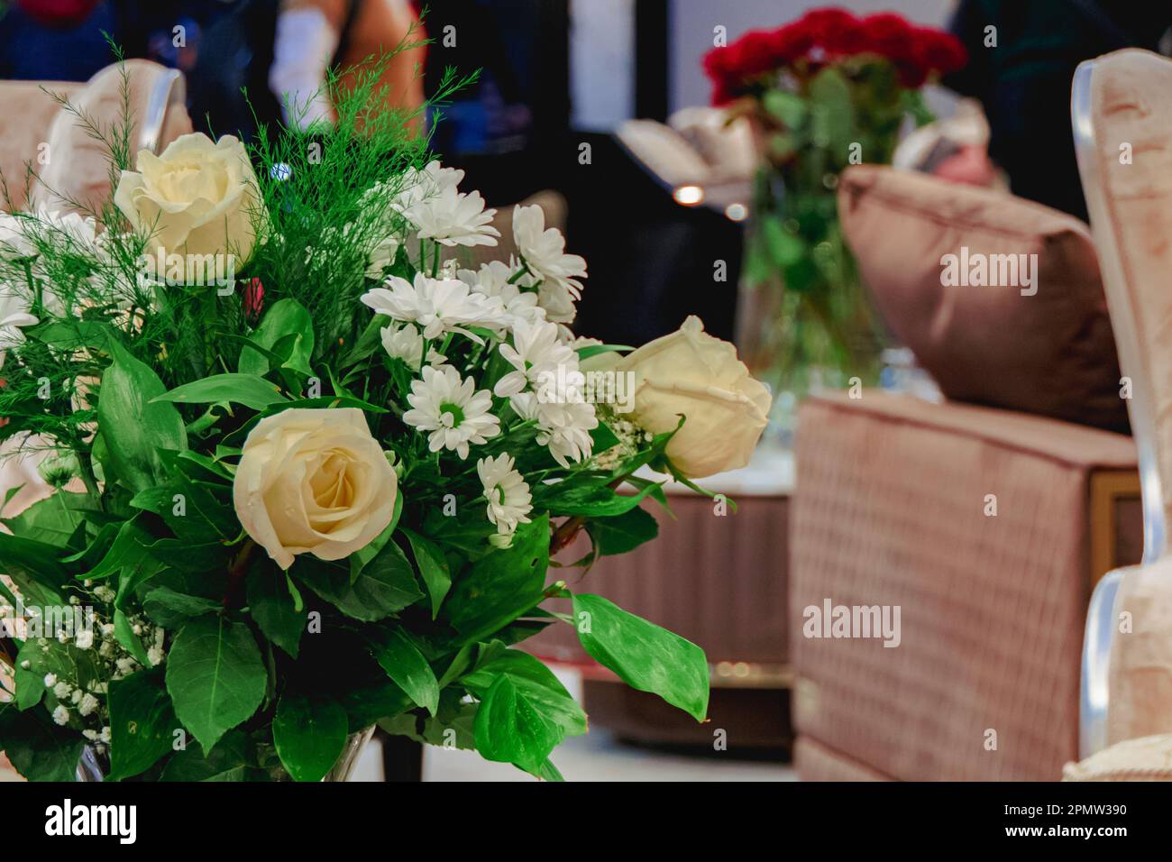 Roses de couleur crème sur la table à l'intérieur de la chambre. Banque D'Images