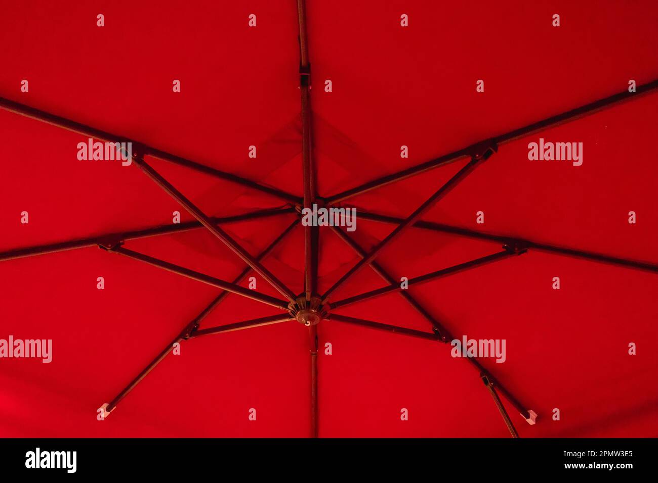 Parasol de jardin à baldaquin pour la protection contre le soleil. Banque D'Images