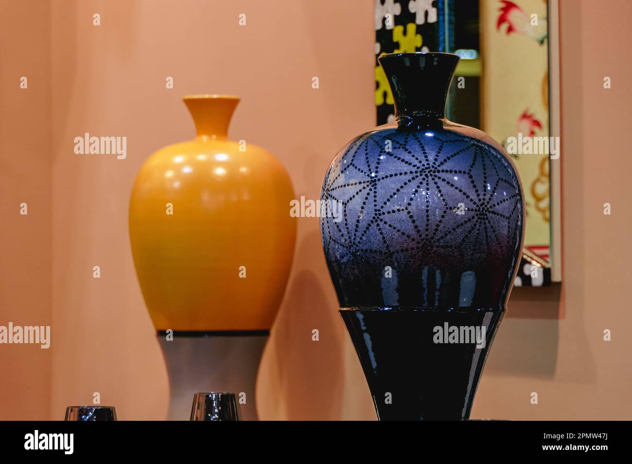 Deux grands vases à col étroit. Vase jaune et bleu. Banque D'Images
