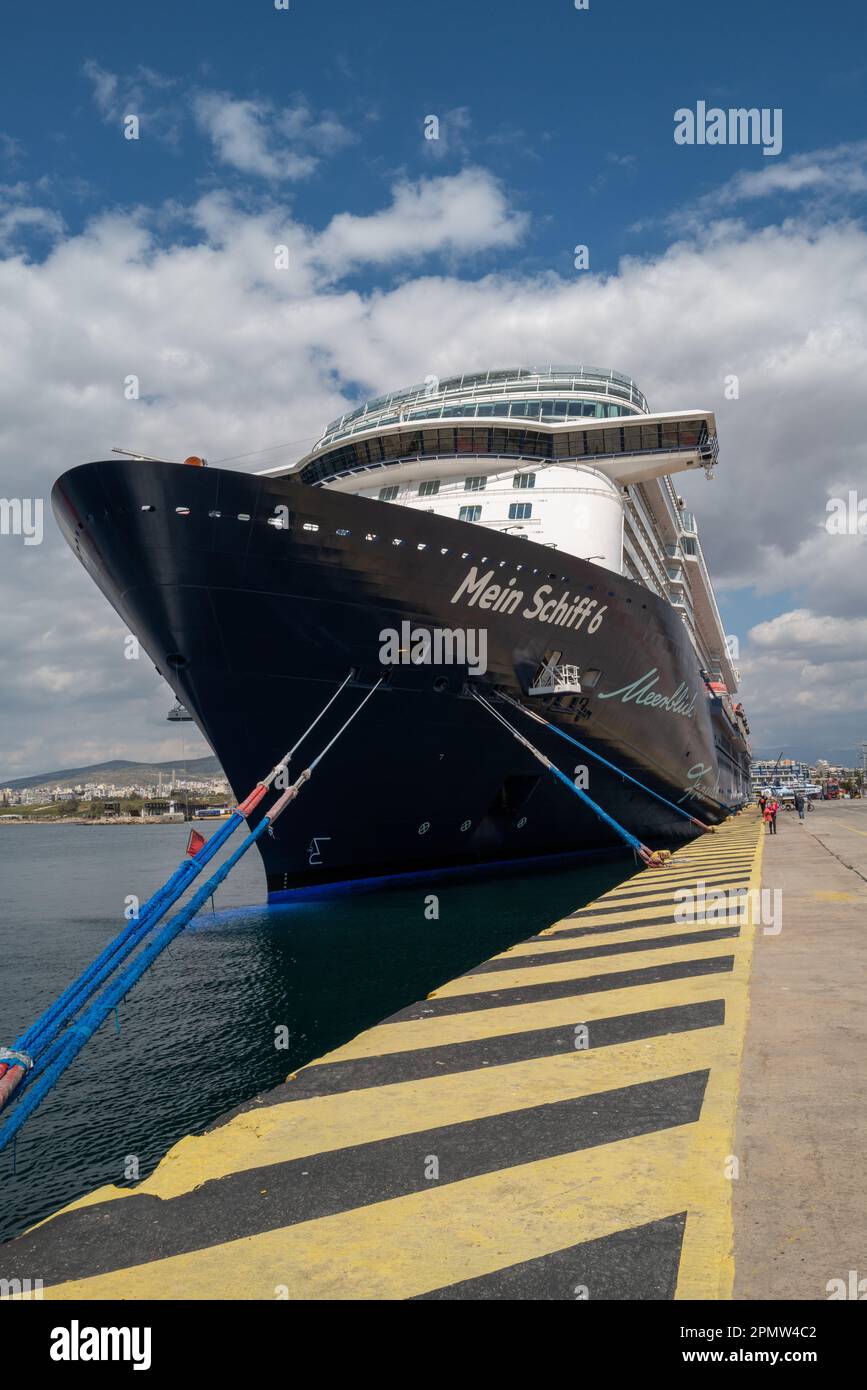 Le grand bateau de croisière Mein Schiff 6 se trouve dans le port du Pirée Banque D'Images