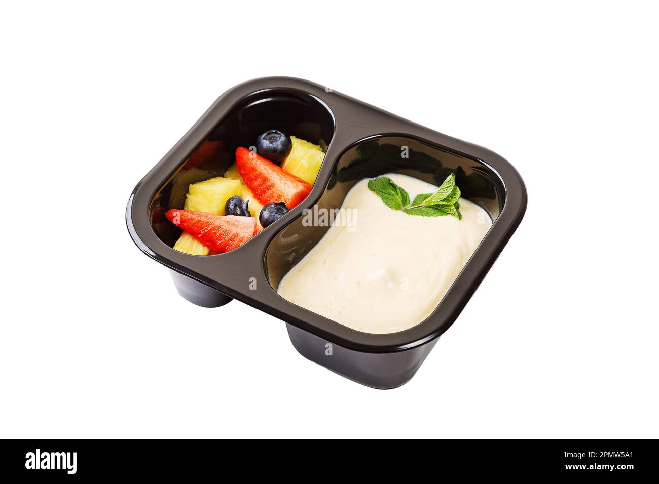 Dessert de compote de pommes, d'ananas et de fraises dans un récipient en plastique sur fond blanc. Photo de haute qualité Banque D'Images