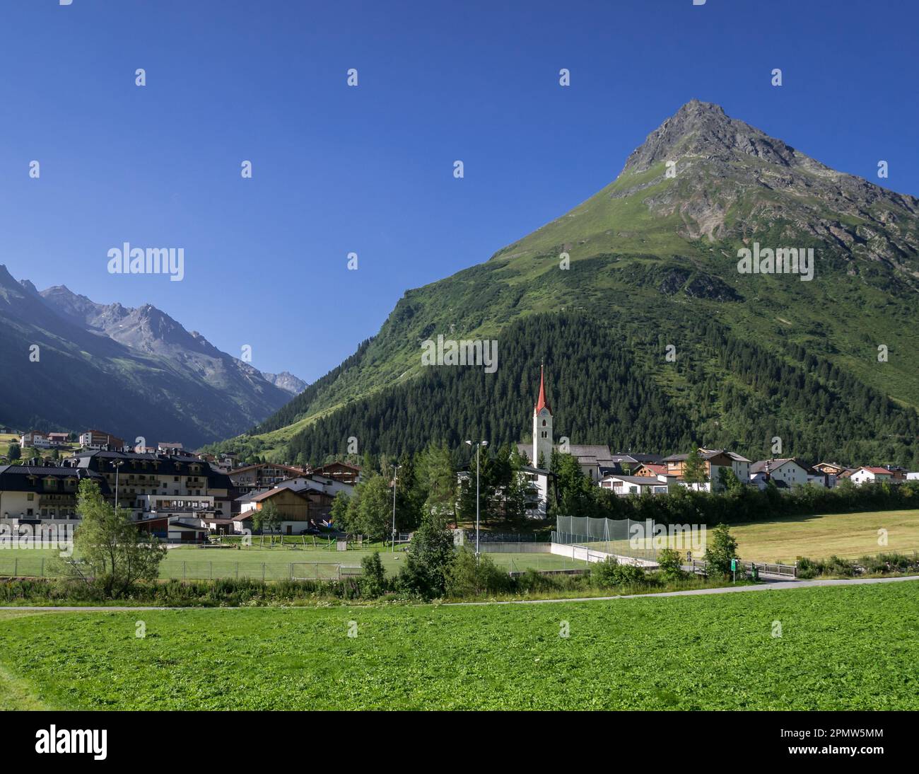 Vue sur le village de Galtür en été, vallée de Paznaun, Tyrol, Autriche Banque D'Images