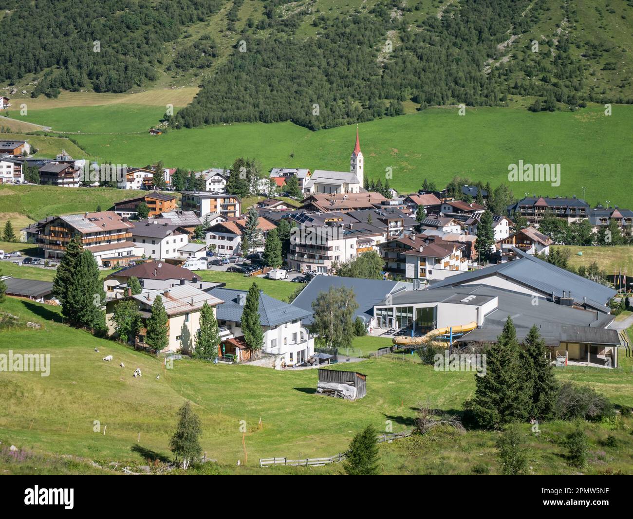 Vue sur le village de Galtür en été, vallée de Paznaun, Tyrol, Autriche Banque D'Images