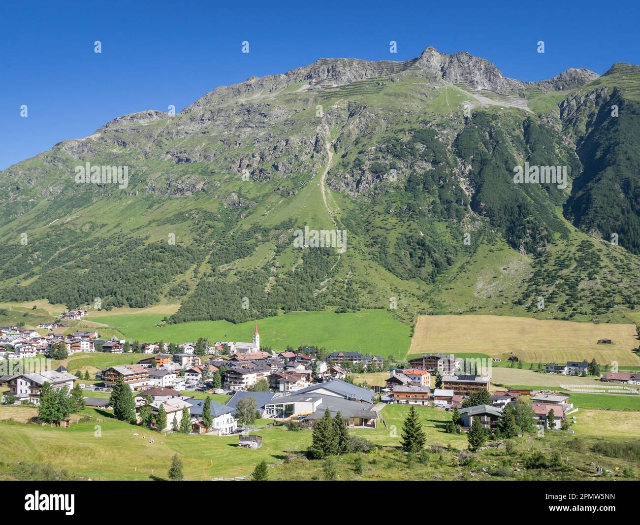 Vue sur le village de Galtür en été, vallée de Paznaun, Tyrol, Autriche Banque D'Images