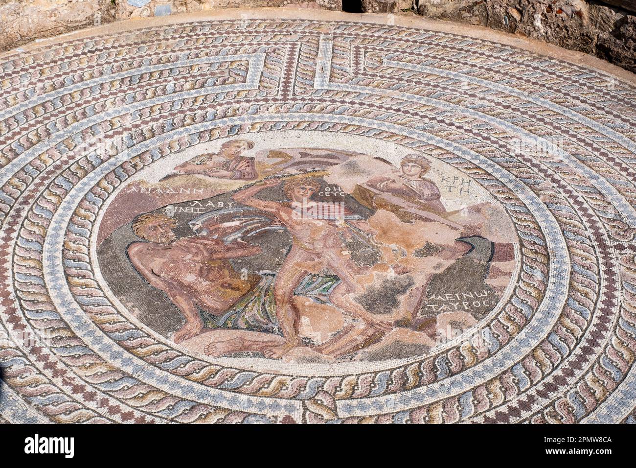 La Maison d'Aion, Paphos, Chypre : sol en mosaïque représenté dans un médaillon, duel mythique entre Theseus et le Minotaure dans le labyrinthe de Crète. Banque D'Images