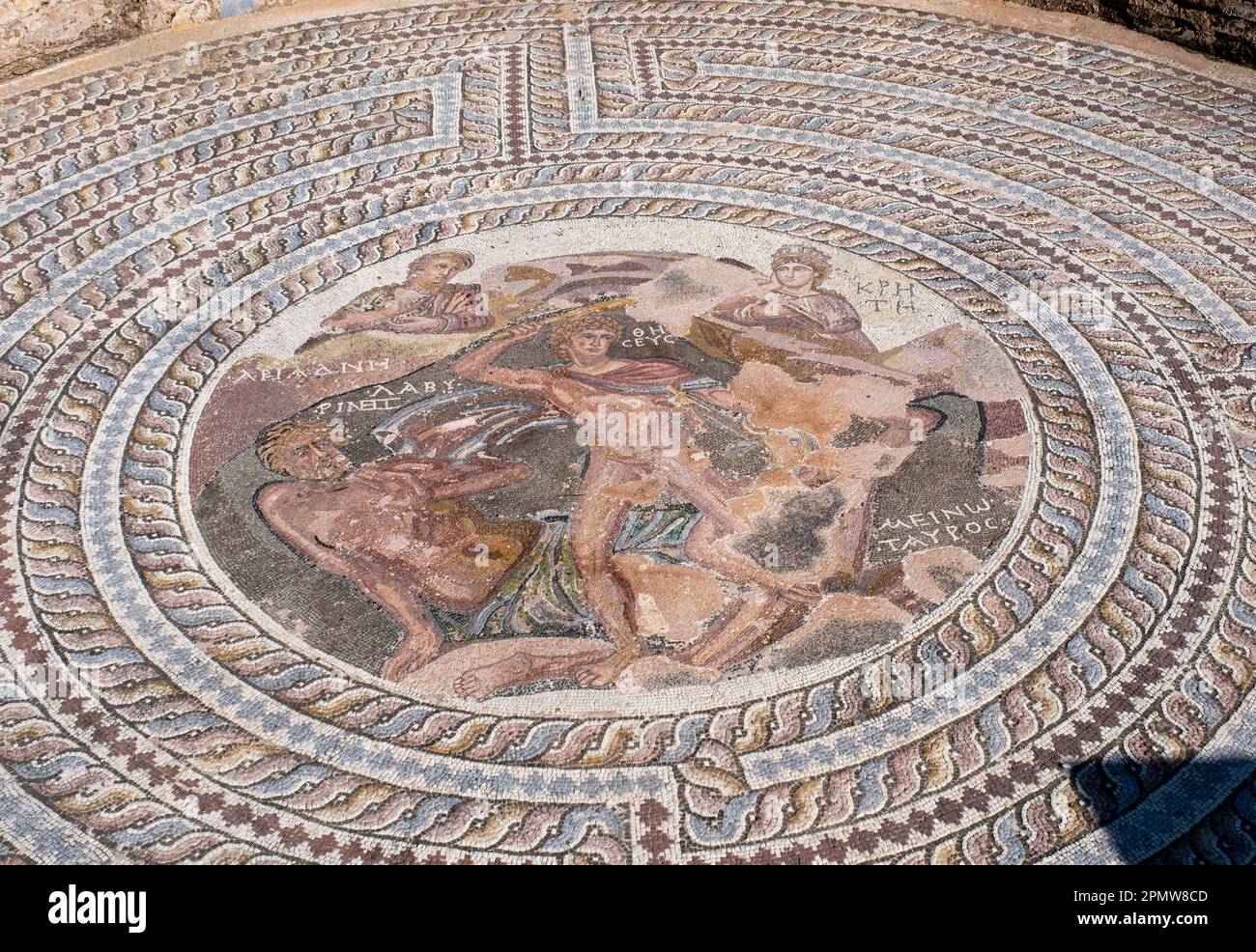 La Maison d'Aion, Paphos, Chypre : sol en mosaïque représenté dans un médaillon, duel mythique entre Theseus et le Minotaure dans le labyrinthe de Crète. Banque D'Images