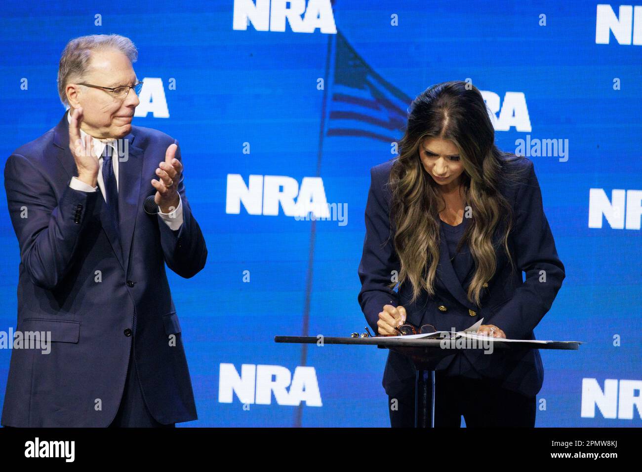 Indianapolis, États-Unis. 14th avril 2023. Avec Wayne LaPierre, vice-président exécutif et chef de la direction de la NRA à ses côtés, Kristi Noem, gouverneur du Dakota du Sud, signe un ordre exécutif pour protéger les droits d'armes à feu dans son État lors du NRA-ILA leadership Forum 2023 à Indianapolis. Le forum fait partie des réunions et expositions annuelles de la National Rifle Association, qui devraient accueillir environ 70 000 personnes, qui ouvrent aujourd'hui et se tenir jusqu'au dimanche. (Photo de Jeremy Hogan/SOPA Images/Sipa USA) crédit: SIPA USA/Alay Live News Banque D'Images