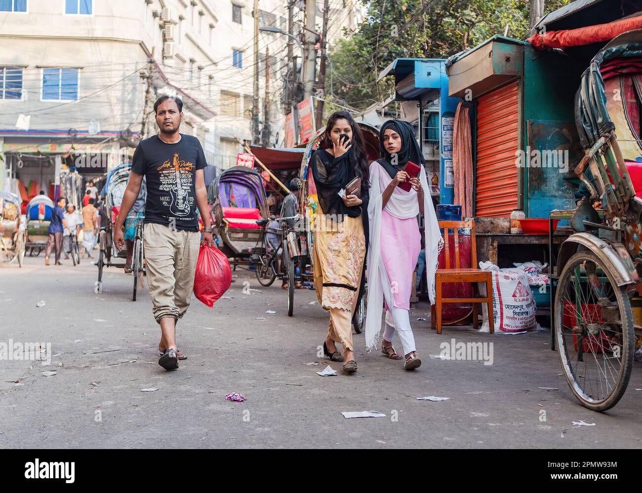 Les gens qui marchent dans une rue du centre-ville de Dhaka, la capitale du Bangladesh. Banque D'Images