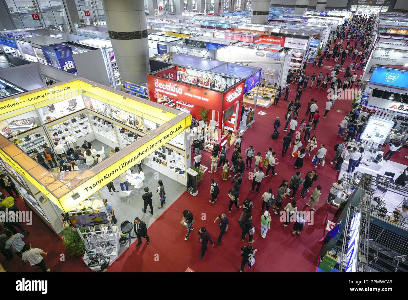 Lancement du salon chinois de l'importation et de l'exportation à Guangzhou, province de Guangdong, on 15 avril 2023. Environ 35 000 entreprises exposent leurs marchandises lors du plus grand événement commercial du pays, également connu sous le nom de Canton Fair, qui passe par 5 mai.(Kyodo) ==Kyodo photo via le crédit: Newscom/Alay Live News Banque D'Images