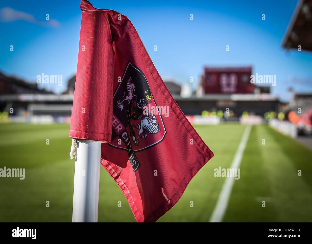 Vue générale du parc St James' Park avec drapeau d'angle pendant le