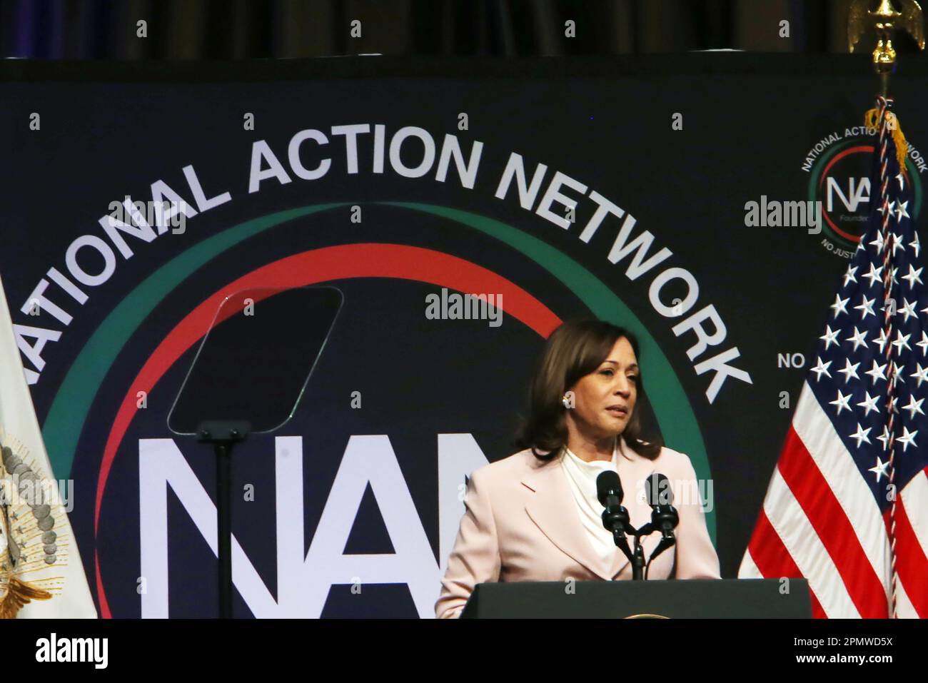 NEW YORK, NY - 14 avril: Des centaines de personnes se réunissent pour assister à l'allocution du conférencier principal de la Convention du réseau national d'action de 2023 par les États-Unis Le vice-président Kamala Harris s'est tenu à l'hôtel Sheraton Times Square sur 14 avril 2023, dans la section Times Square de New York. Chris Moore/MediaPunch crédit: MediaPunch Inc/Alamy Live News Banque D'Images