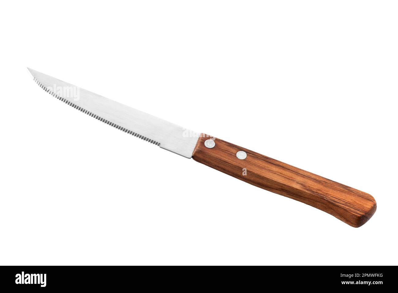 Couteau de table dentelé avec poignée en bois isolée sur blanc, chemin de coupe inclus Banque D'Images