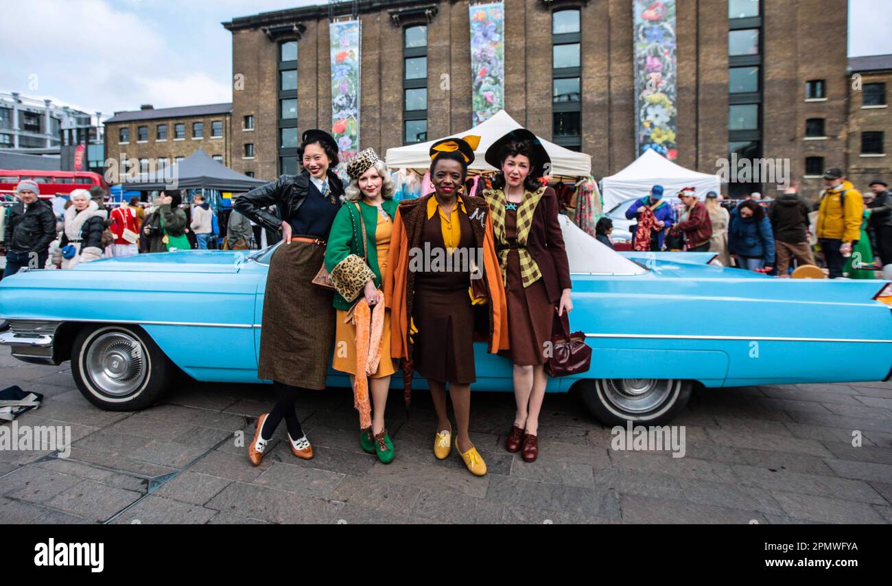 Londres, Royaume-Uni. 15th avril 2023. Mode vintage, accessoires, articles pour la maison et objets de collection - tous vendus à partir des bottes de voitures d'époque de tête-tournant. L'écran comprend un vélo tandem rare Raleigh Chopper, des vélos Classic Raleigh Chopper, Electric Bond Bug et le reliant Scimitar GTE. Crédit : Paul Quezada-Neiman/Alay Live News Banque D'Images