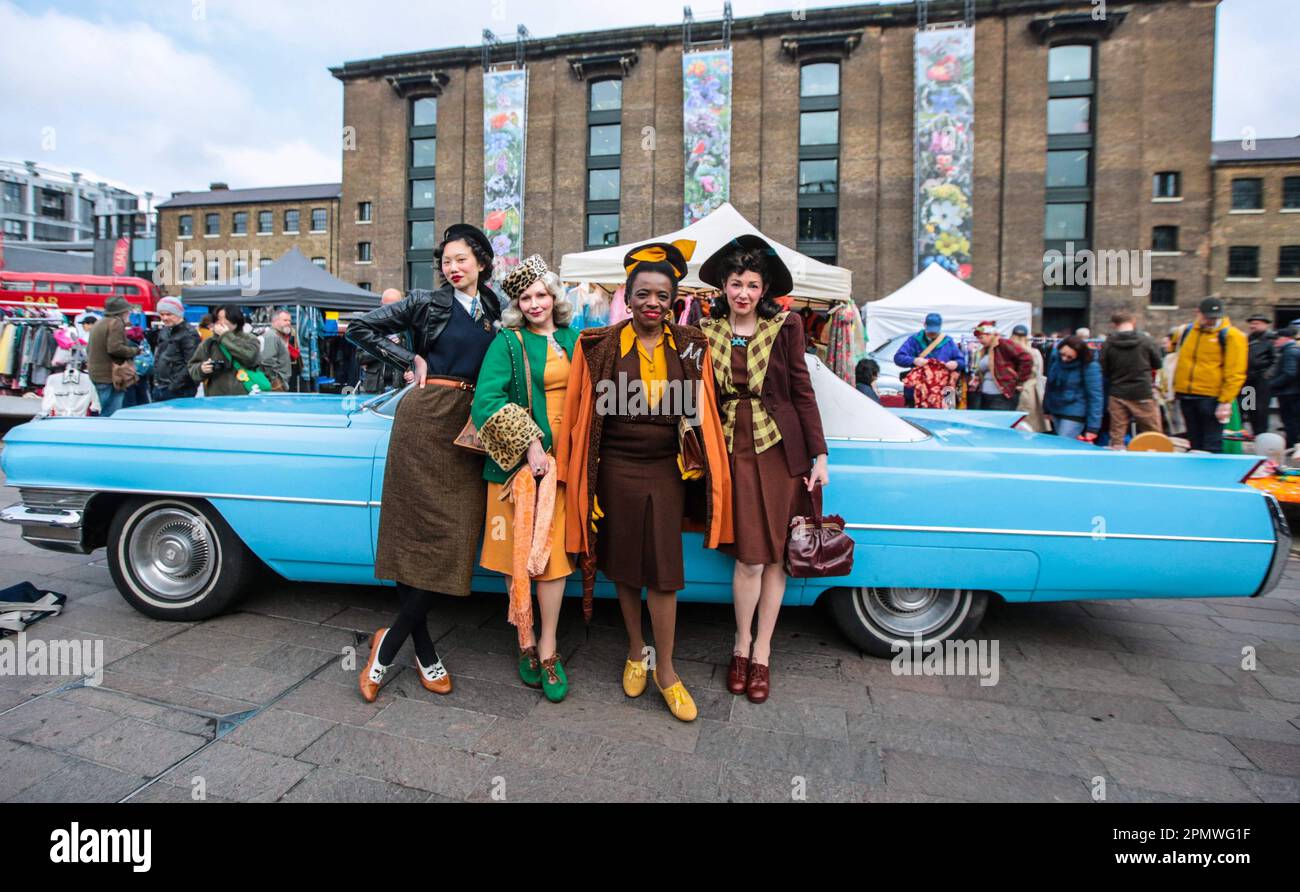 Londres, Royaume-Uni. 15th avril 2023. Mode vintage, accessoires, articles pour la maison et objets de collection - tous vendus à partir des bottes de voitures d'époque de tête-tournant. L'écran comprend un vélo tandem rare Raleigh Chopper, des vélos Classic Raleigh Chopper, Electric Bond Bug et le reliant Scimitar GTE. Crédit : Paul Quezada-Neiman/Alay Live News Banque D'Images