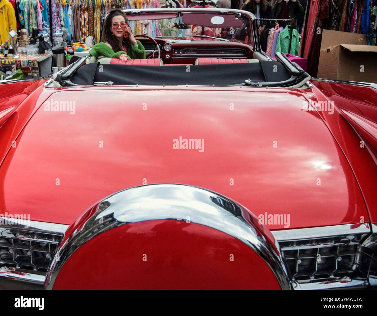 Londres, Royaume-Uni. 15th avril 2023. Mode vintage, accessoires, articles pour la maison et objets de collection - tous vendus à partir des bottes de voitures d'époque de tête-tournant. L'écran comprend un vélo tandem rare Raleigh Chopper, des vélos Classic Raleigh Chopper, Electric Bond Bug et le reliant Scimitar GTE. Crédit : Paul Quezada-Neiman/Alay Live News Banque D'Images